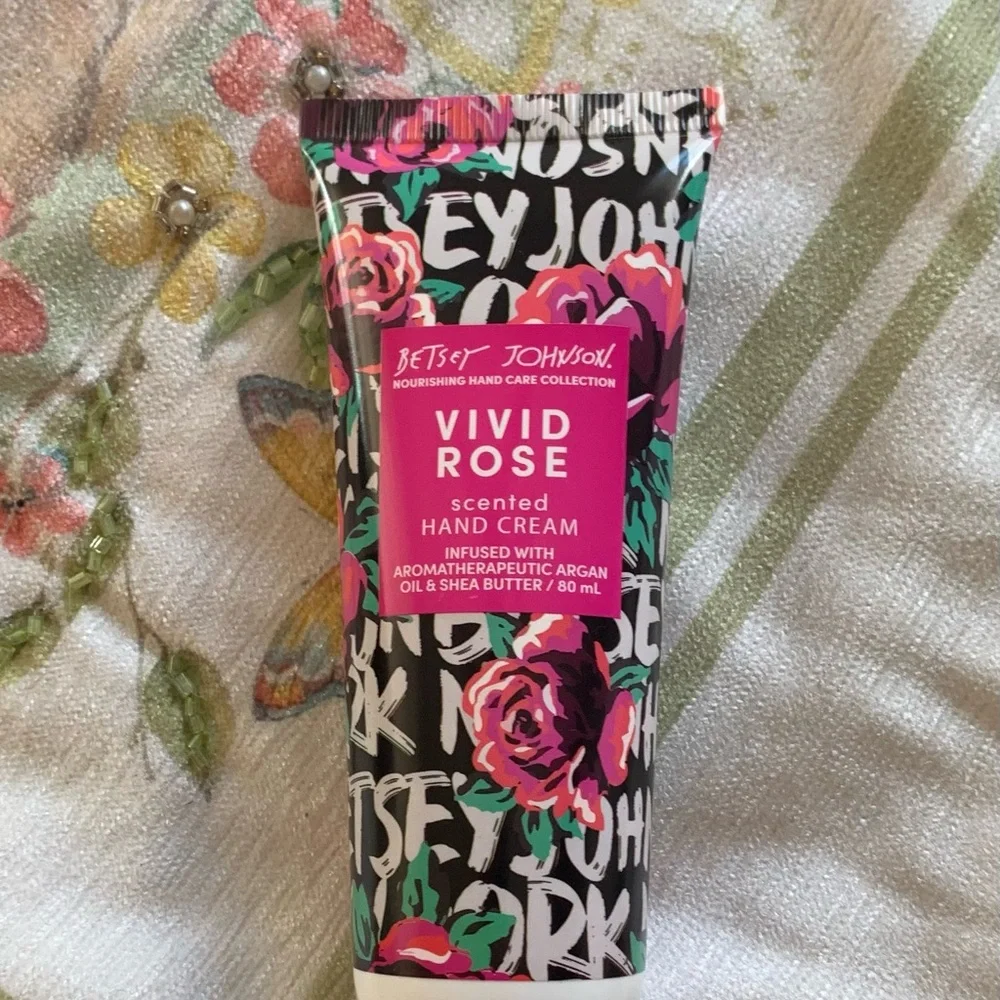 Betsey Johnson Vivid Rose Scented Hand Cream 80ml - Picture 6 of 6